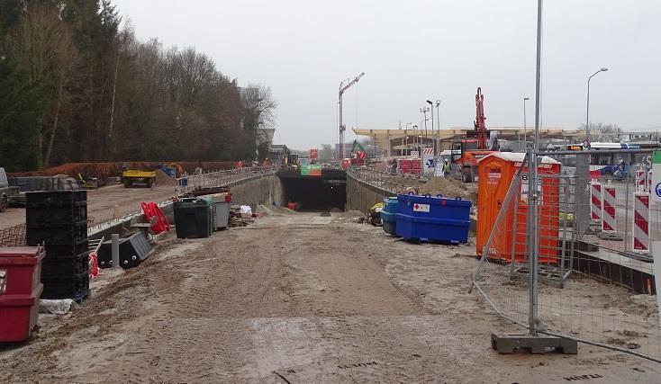 Tunnel krijgt nieuwe bestrating op dek (Video)