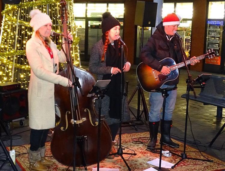 Supertrio The Package geeft Marsdijk kerstsfeer (Video)