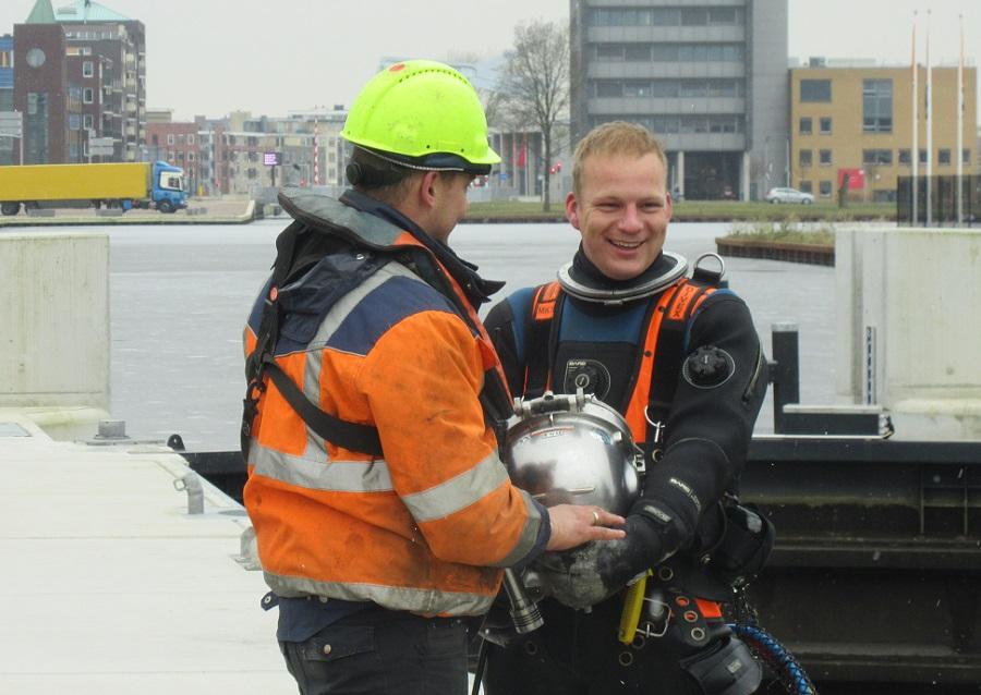 Duikers bij herstel van sluis Havenkade Assen (Video)