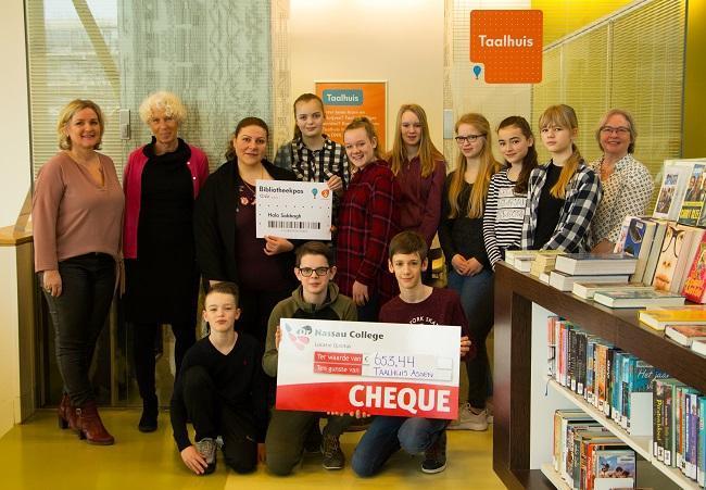 Leerlingen Dr. Nassaucollege reiken eerste gratis bibliotheekabonnement uit aan deelnemer Taalhuis