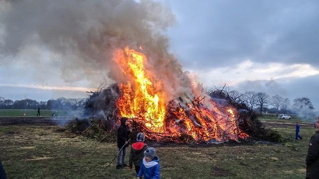 Drentse paasvuur in Deurze weer een succes (Video)