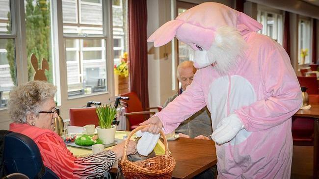 Paashaas op bezoek bij bewoners Slingeborgh