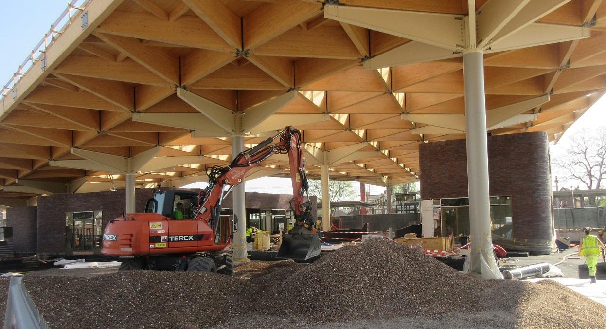 Station gaat over drie weken open: drukte voor straatmakers en bouwers (Video)