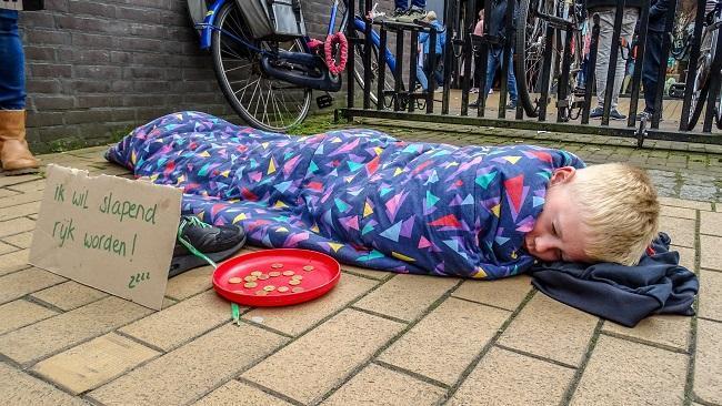 Jongetje besluit slapend rijk te worden (Video)