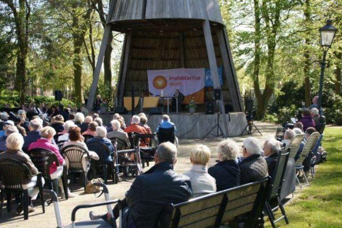 Openluchtkerkdienst in de Gouverneurstuin in Assen