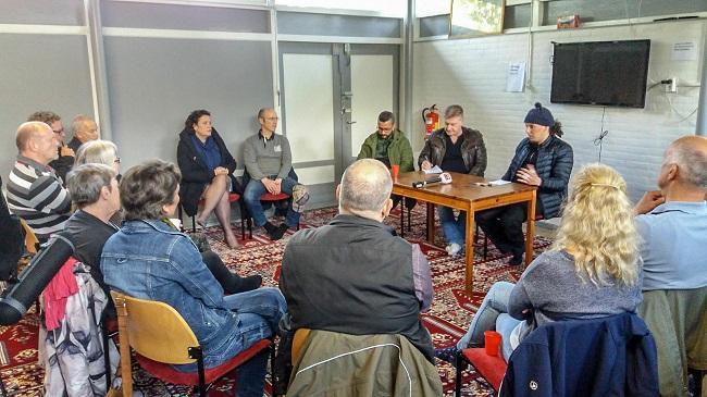 Asser moskee El-Moslimien in gesprek met buurtbewoners