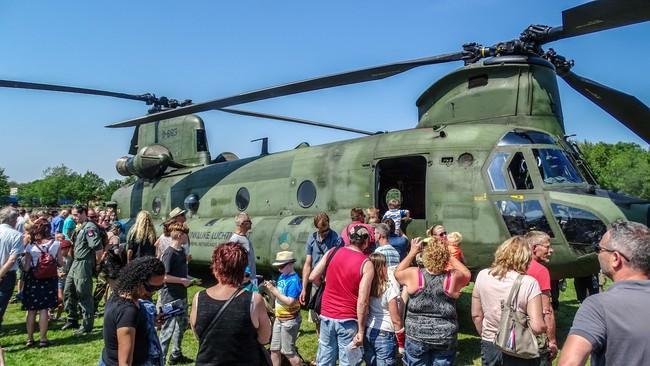 Helikopters en speedboten bij Landmachtdagen Assen