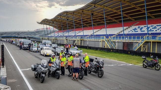 Lachende cliënten bij Rally Zonder Poespas in Assen