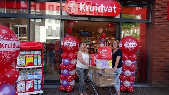 Stichting Babyspullen winkelt één minuut gratis bij Kruidvat Assen