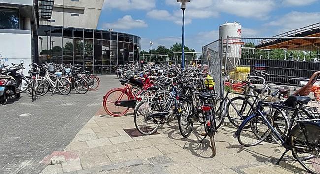 Gemeente gaat handhaven op fout geparkeerde fietsen bij station 