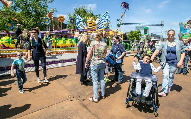 Bewoners zorginstelling brengen bezoek aan TT-kermis (Video)