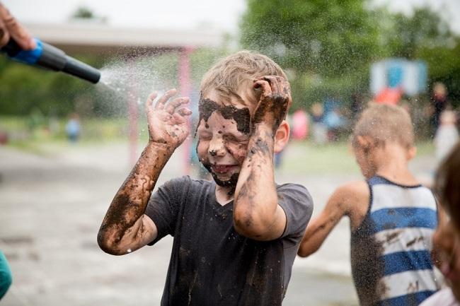 Modderrace voor kinderen van Kids First