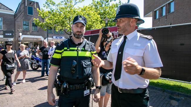 Nottinghamshire Police Bobbies arriveren in centrum van Assen (Video)