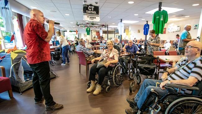 Zanger Henk de Wit laat bewoners Slingeborgh dansen