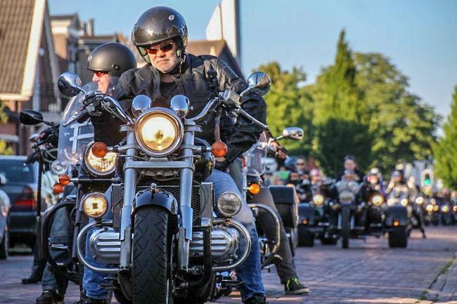 Honderden motoren door Assen tijdens TT Nightride (Video)