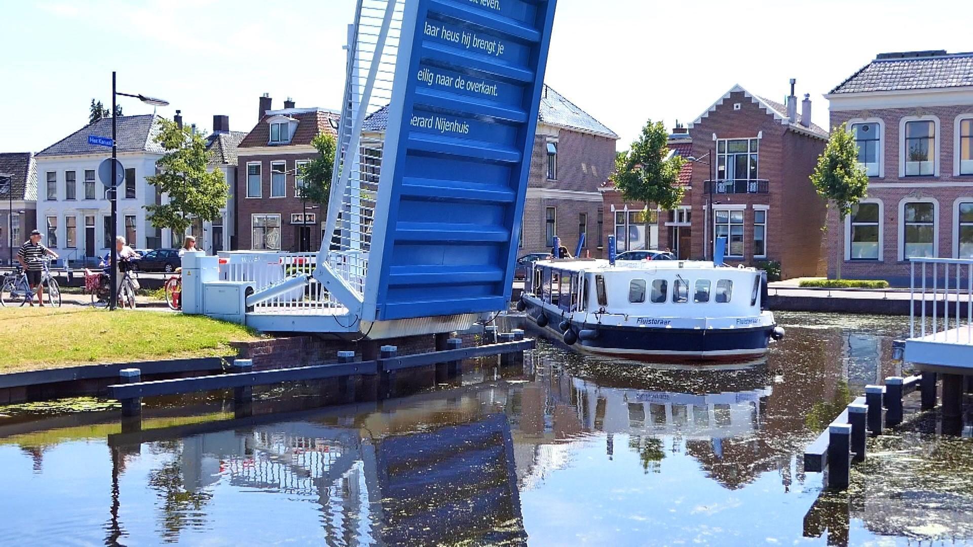 Rondvaartboot vaart weer door Assen (Video)