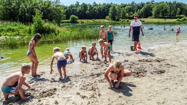 Kinderen houden modderrace bij Baggelhuizerplas