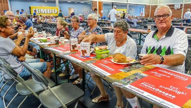 Deelnemers genieten van mega ontbijt Fiets4Daagse (Video)