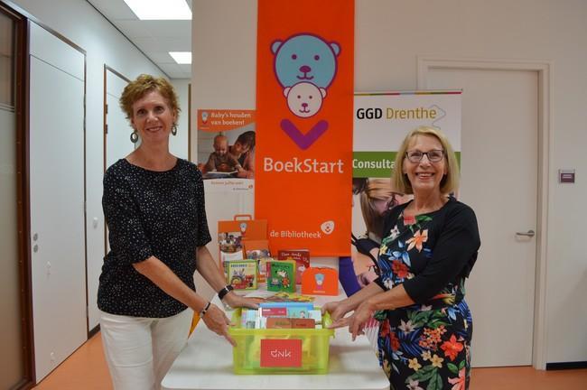 Uitreiking van nieuwe collectie baby en peuterboekjes door Bibliotheek DNK