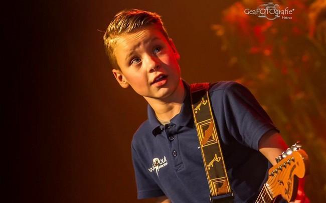 Tyar (12) uit Assen op podium met The Crazy Rockers