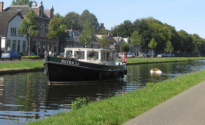 Bootje vaart kunstwerk in de Vaart omver