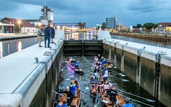 Lampjesparade door het Kanaal in Assen (Video)