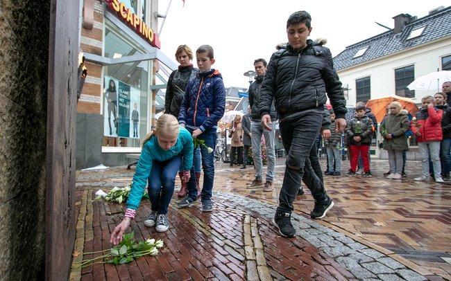 Leerlingen herdenken weggevoerde Joodse Assenaren (Video)