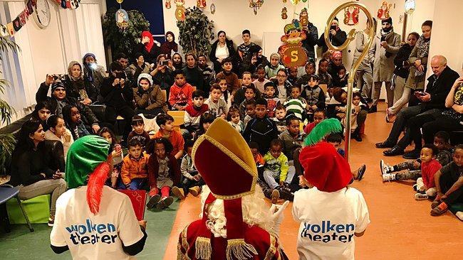 Sinterklaas viert verjaardag in AZC Assen