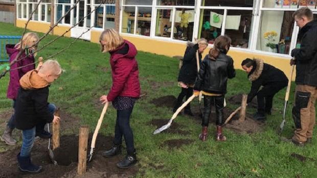 Maria in Campisschool heeft eigen fruitboomgaard