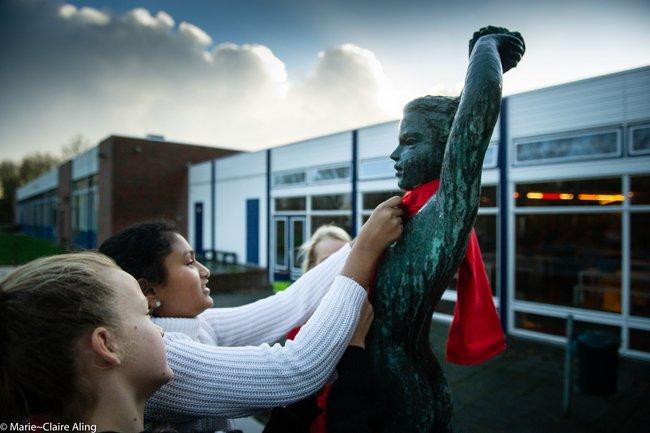 Leerlingen maken warme sjaal voor Mannes en zijn vrienden