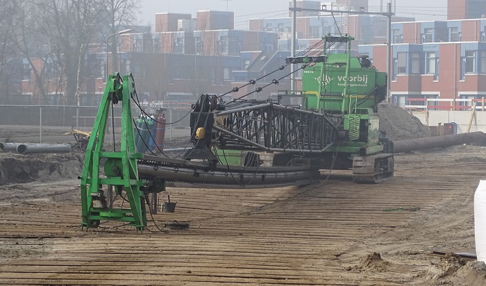 Heimachine verhuist langs spoortunnel