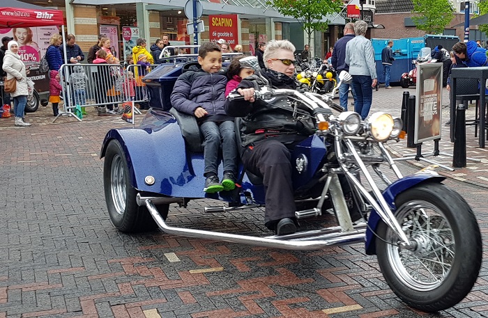 Fotos: Regenachtige Koningsdag in Assen (Video)