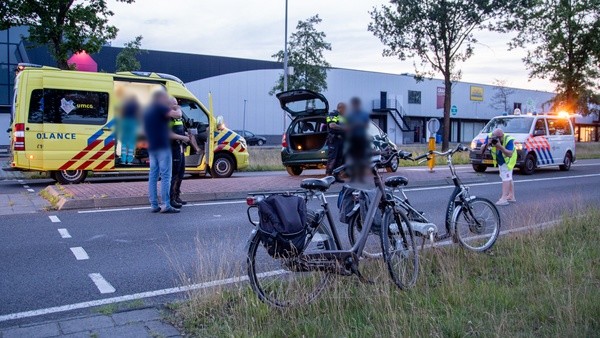 Fietser zwaargewond bij aanrijding in Assen (Video)