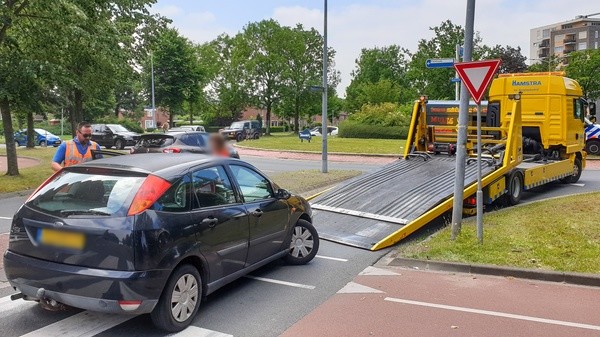 Verkeer rotonde Nobellaan muurvast door defecte auto (Video)