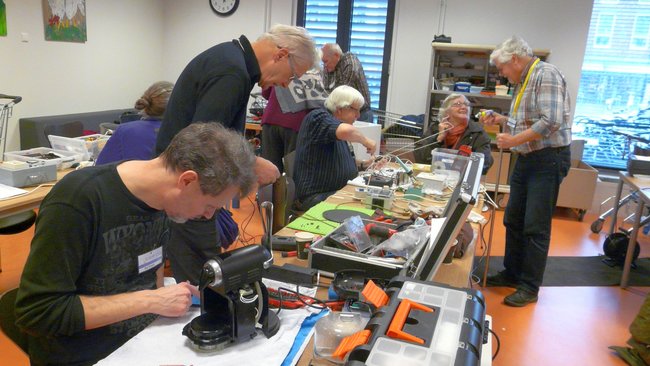 Met de rolkoffer naar het Repair Café Assen