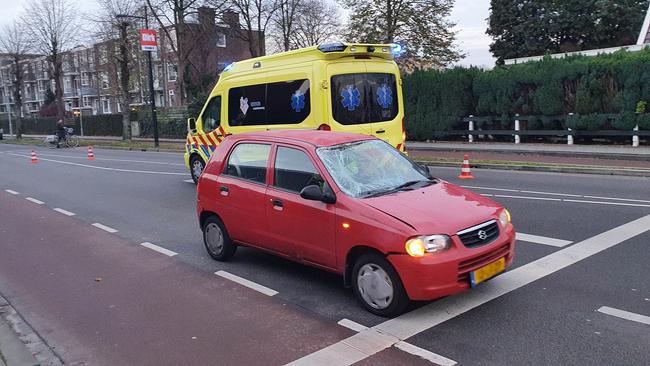 Fietser gewond bij aanrijding met auto (Video)