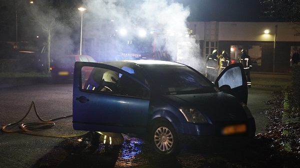 Auto zwaar beschadigd na brand in Pittelo (video)