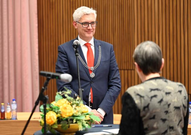 Burgemeester Out beëdigd voor de tweede termijn van zes jaar