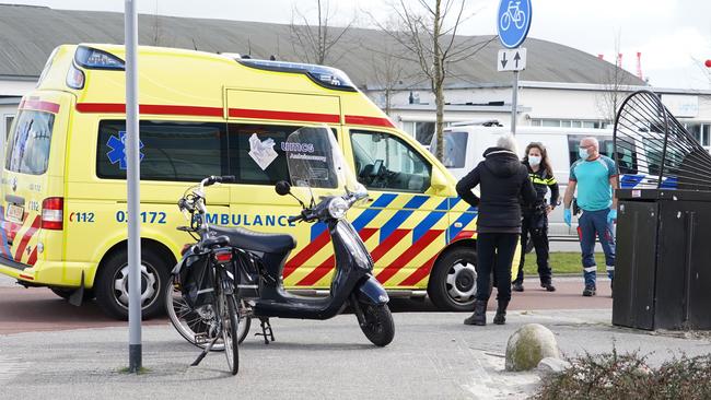 Fietser en scooter botsen op elkaar in Assen