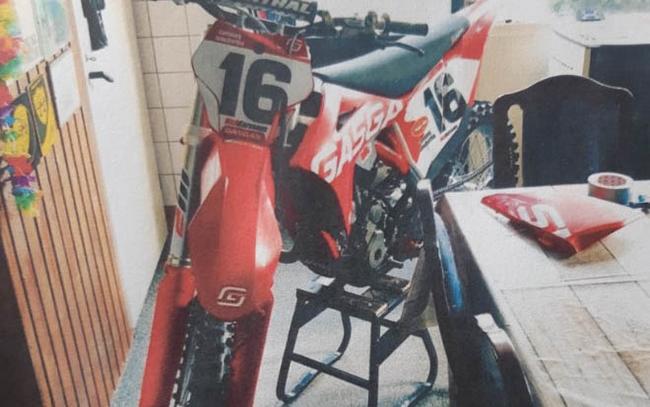 Crossmotor en quad bij woning in Assen gestolen