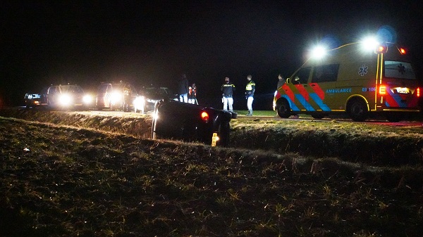 Auto de sloot in bij eenzijdig ongeval in Assen (video)