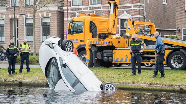 Auto raakt te water in Assen (Video)