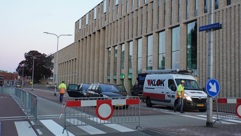 Weiersstraat enkele dagen afgesloten vanwege vallende glaspanelen