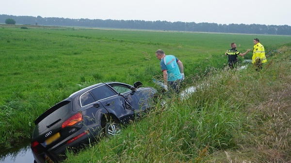 Beschonken bestuurder raakt met auto in de sloot langs A28 (video)