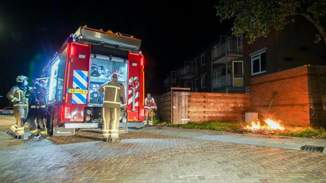 Brandweer blust afvalbrand in Assen