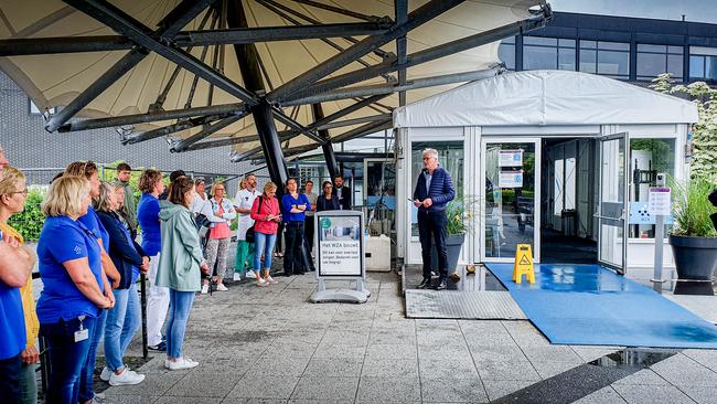 Triagetent Wilhelmina Ziekenhuis Assen tijdens klein feestje afgebroken (Video)