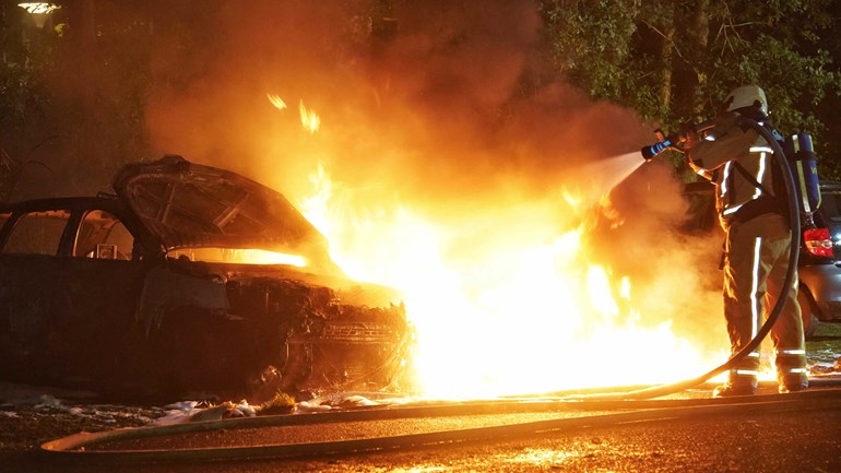 Twee autos volledig uitgebrand in Assen (Video)