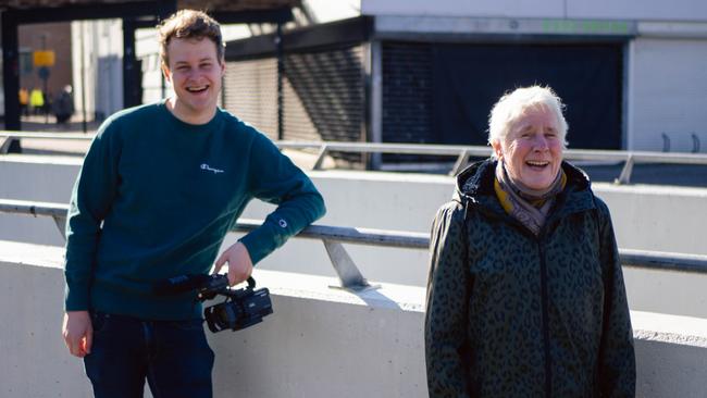 Docu: Eenzame en gefrustreerde Roos (74) start een nieuw leven in Assen (Video)