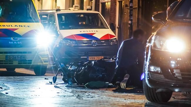 Twee gewonden bij aanrijding tussen scooter en auto in Assen (Video)