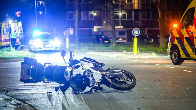 Twee gewonden bij aanrijding tussen motor en fietser (Video)